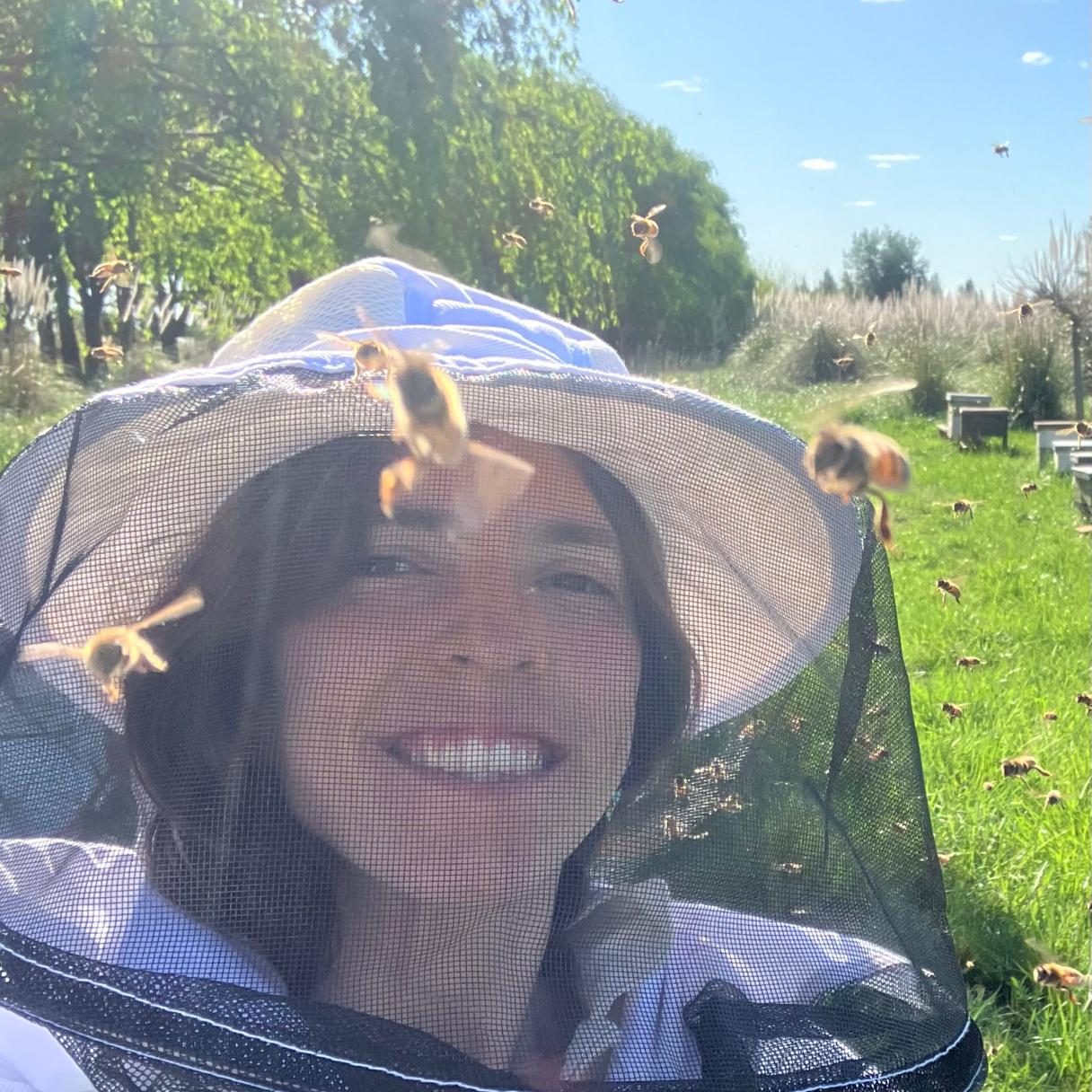 Valeria Ianina Cataldi trabajando con abejas